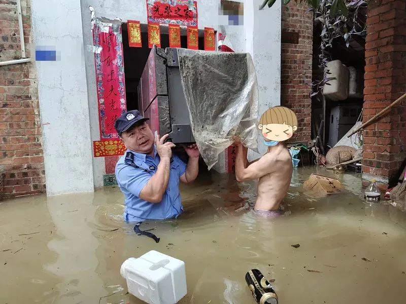 老人被困水中，他们紧急救援！直击暴雨中的&ldquo;政&rdquo;能量！