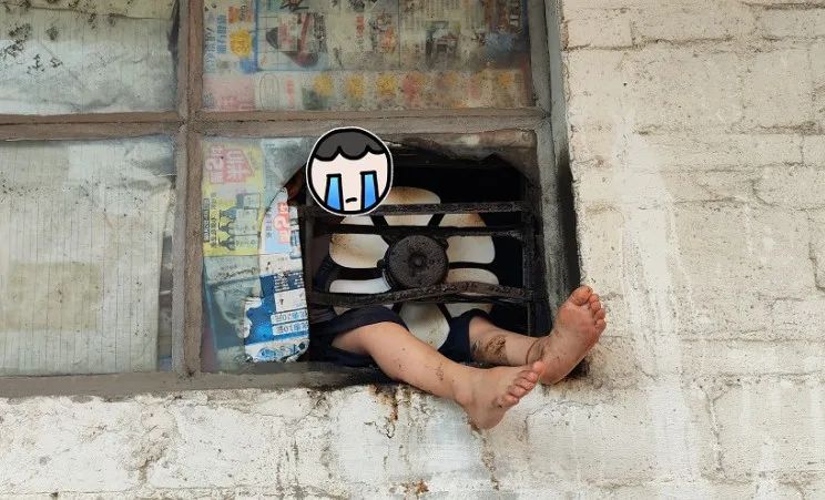 小孩贪玩被困排气扇，巡防队员破门解救