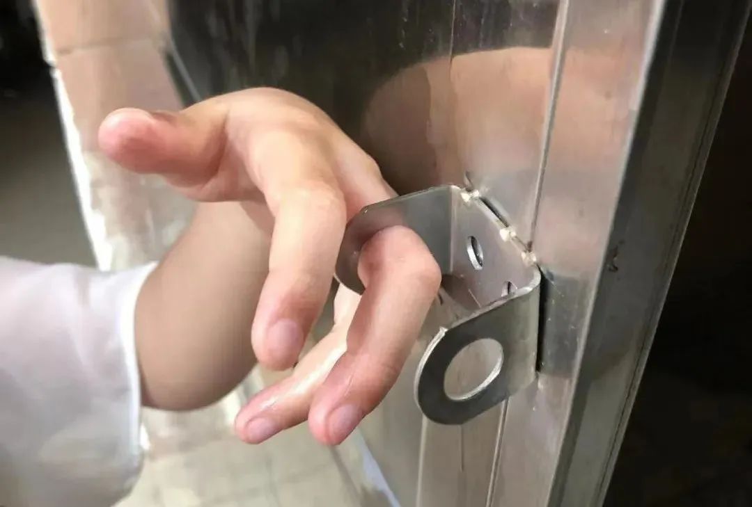 顺德女童手指被卡门栓，公安消防合力救援