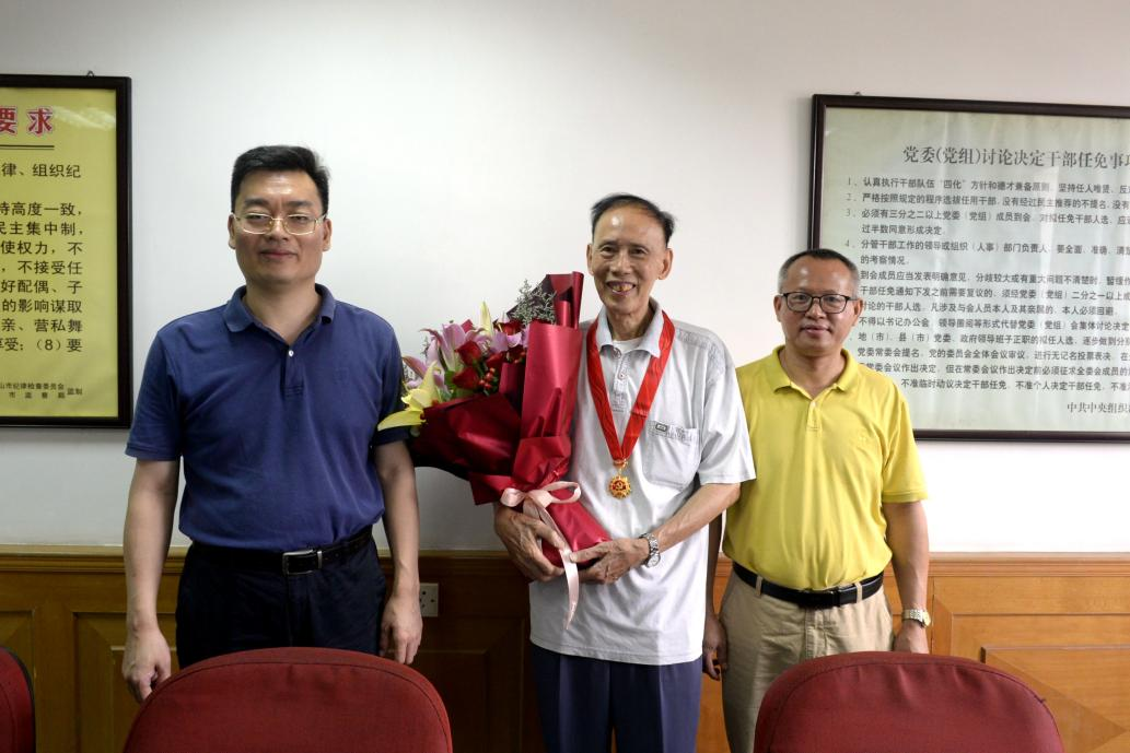 佛山开放大学党委开展颁发&ldquo;光荣在党50年&rdquo;纪念章活动
