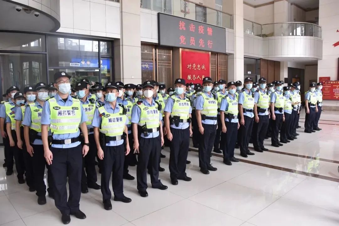 核酸检测现场的别样&ldquo;警&rdquo;色
