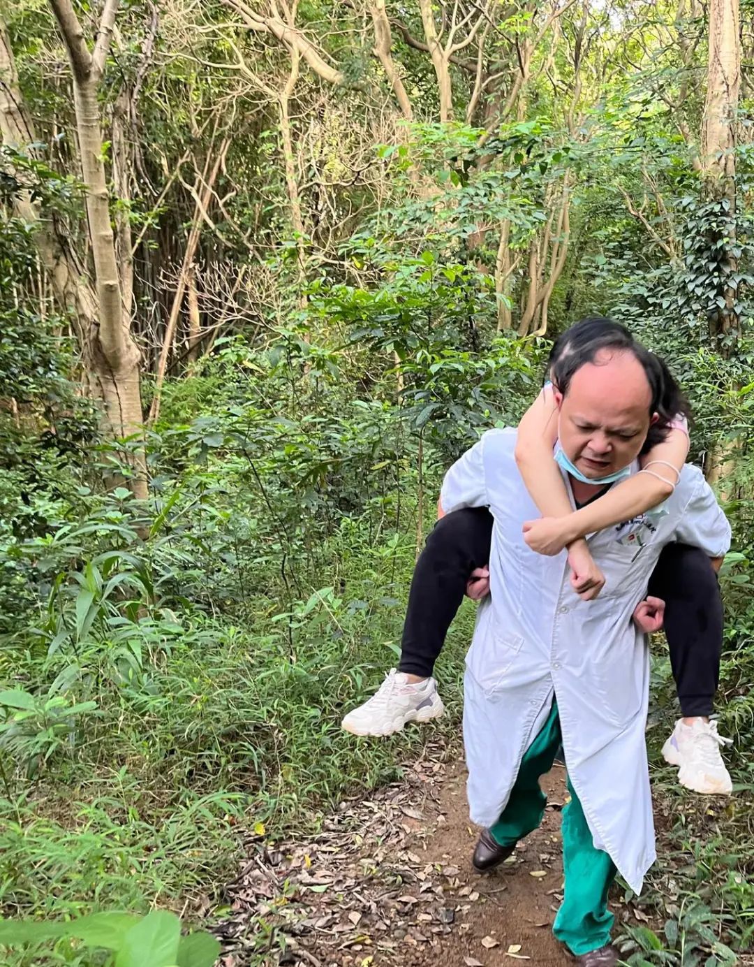 感动！佛山医生这一举动，网友纷纷点赞！