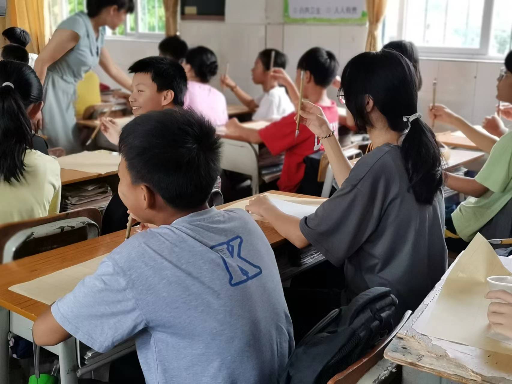 佛山学子三下乡：深入乡村小学进行书法义教活动