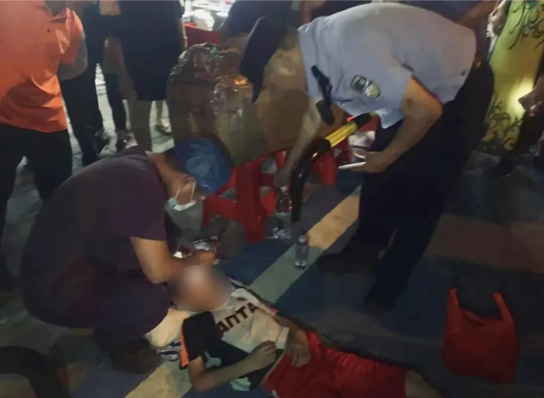 高明一男孩回家途中晕厥倒地，民警迅速到场救助