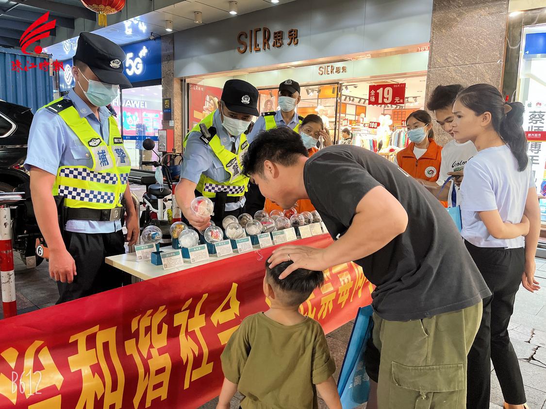 进商圈、进小区，狮山民警携手社工宣传禁毒反诈知识