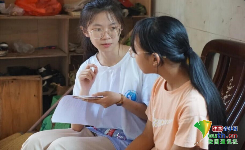 点点萤光，助力梦想：佛科院学子带助学政策下乡