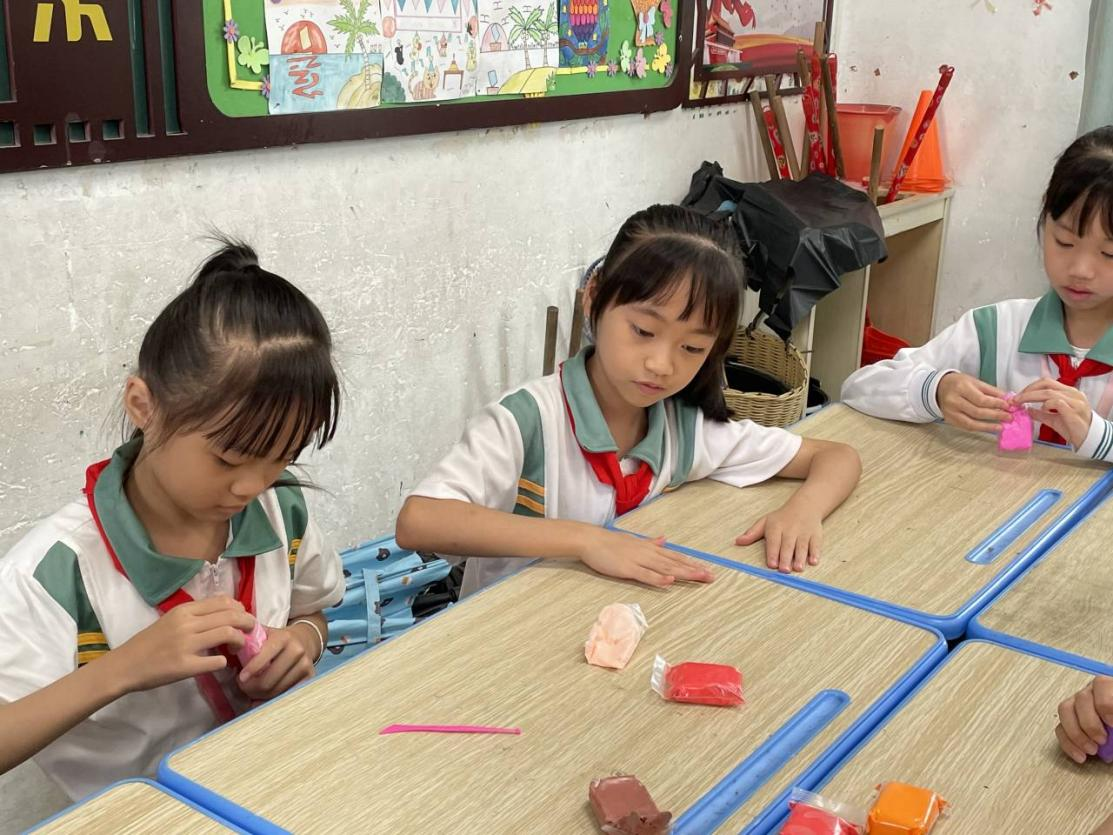 佛科院学子三下乡：课间与美术带来丰富体验