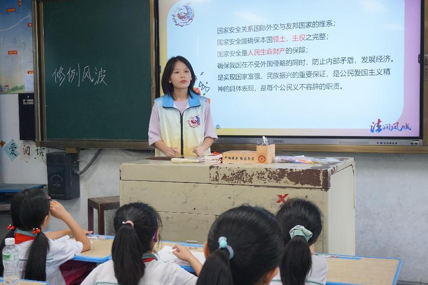 佛科院学子三下乡：国防教育与抗战主题班会的开展