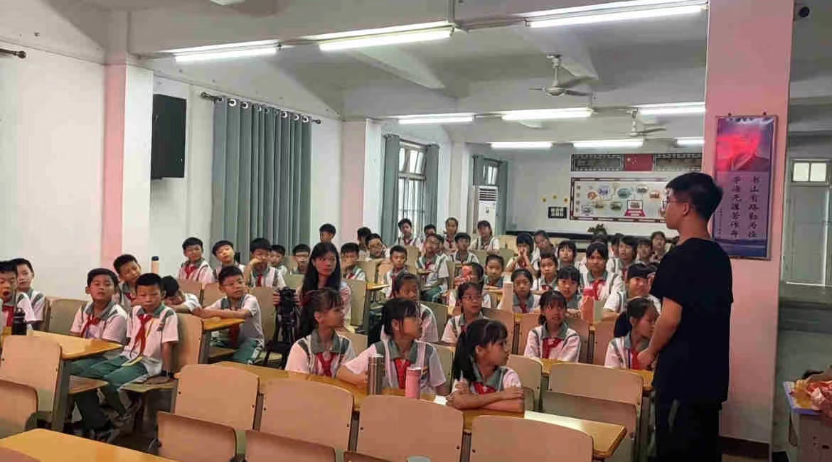 三下乡进行时：童心助学，传递烛火