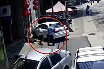 孩子被异物卡喉，妈妈赤脚冲进警务室求助！