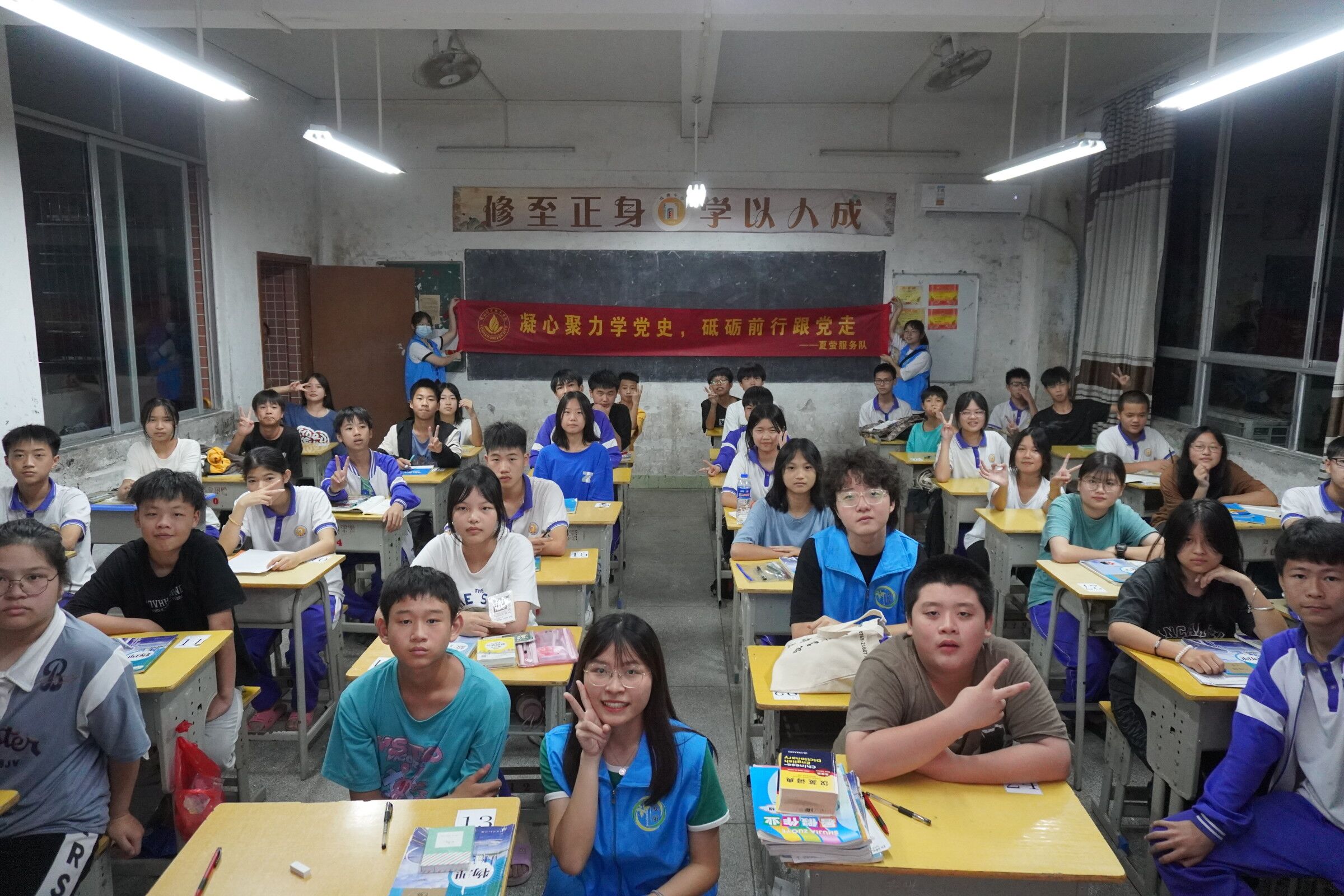 青春献礼二十大，奋楫扬帆跟党走