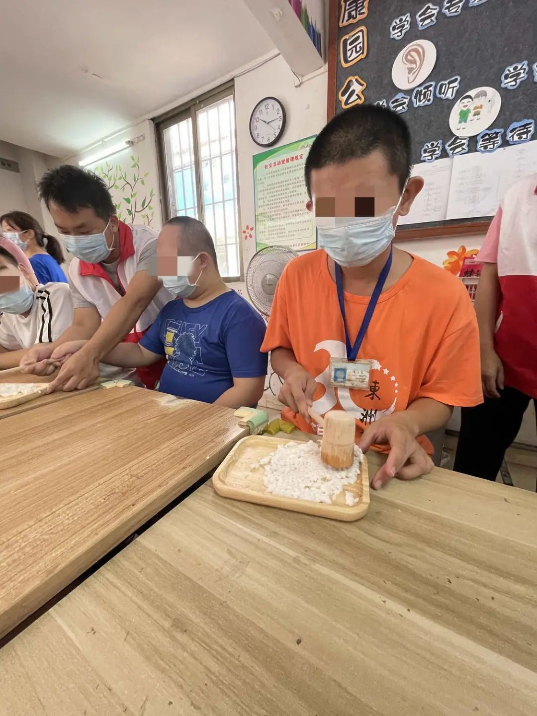 启慧学堂开课，高明孩子亲手揭开古法造纸的奥秘