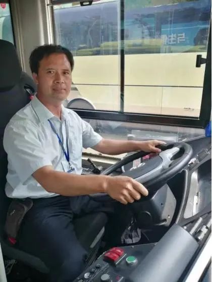 小轿车失控侧翻！佛山公交车司机仅用20秒救人！