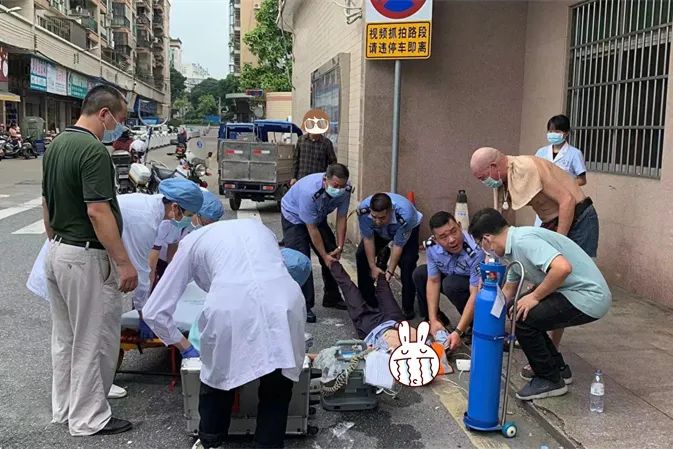 危急时刻，这位警员跪地人工呼吸抢救昏迷环卫工人