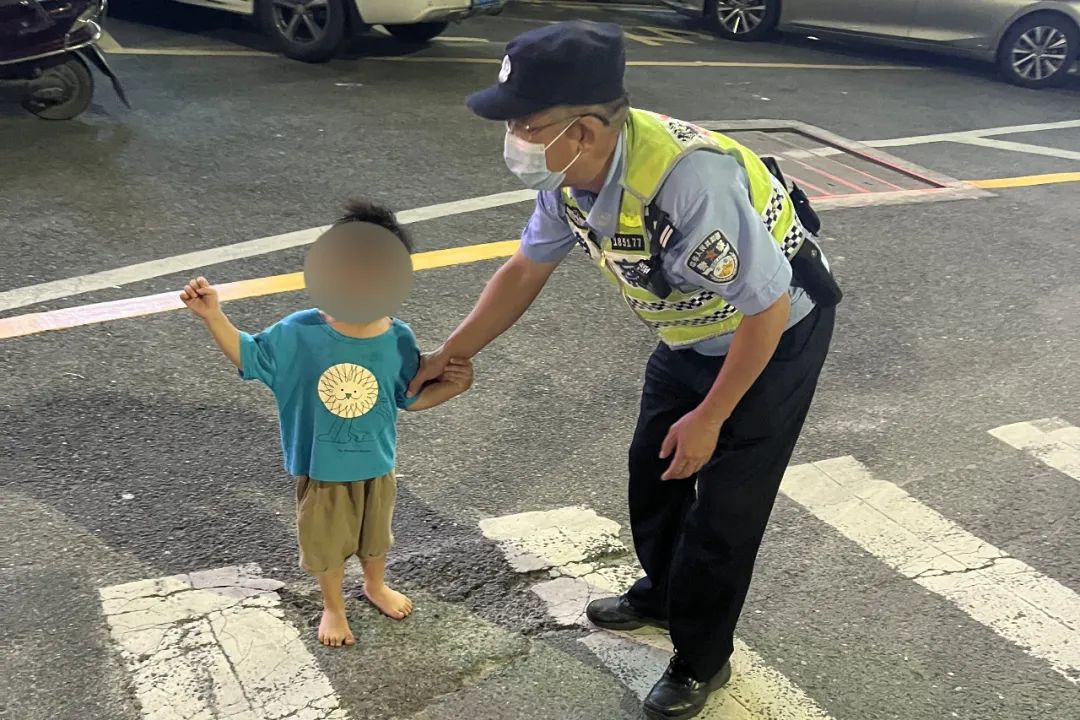 这名3岁萌娃真棒！与爷爷奶奶走丢后他果断求助民警