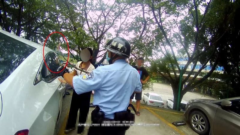 孩子被锁车内,民警成功解救