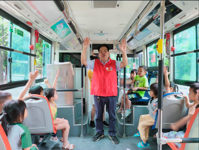 文明交通我先行，&ldquo;南海老班长&rdquo;志愿服务在行动