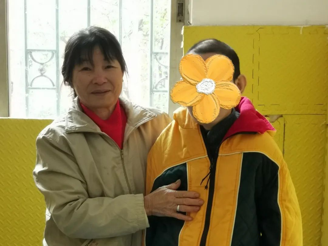 儿子智力残障、丈夫患癌去世，她豁达面对命运的不公
