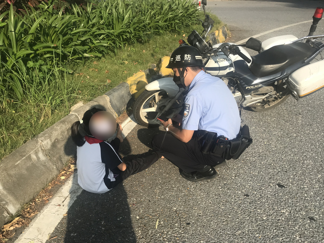 小女孩出门找爸爸却迷了路，幸好他们及时出现！