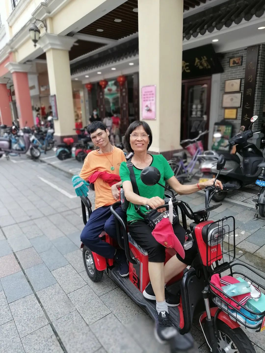 照顾脑瘫儿子39年，顺德六旬母亲扛起爱的责任