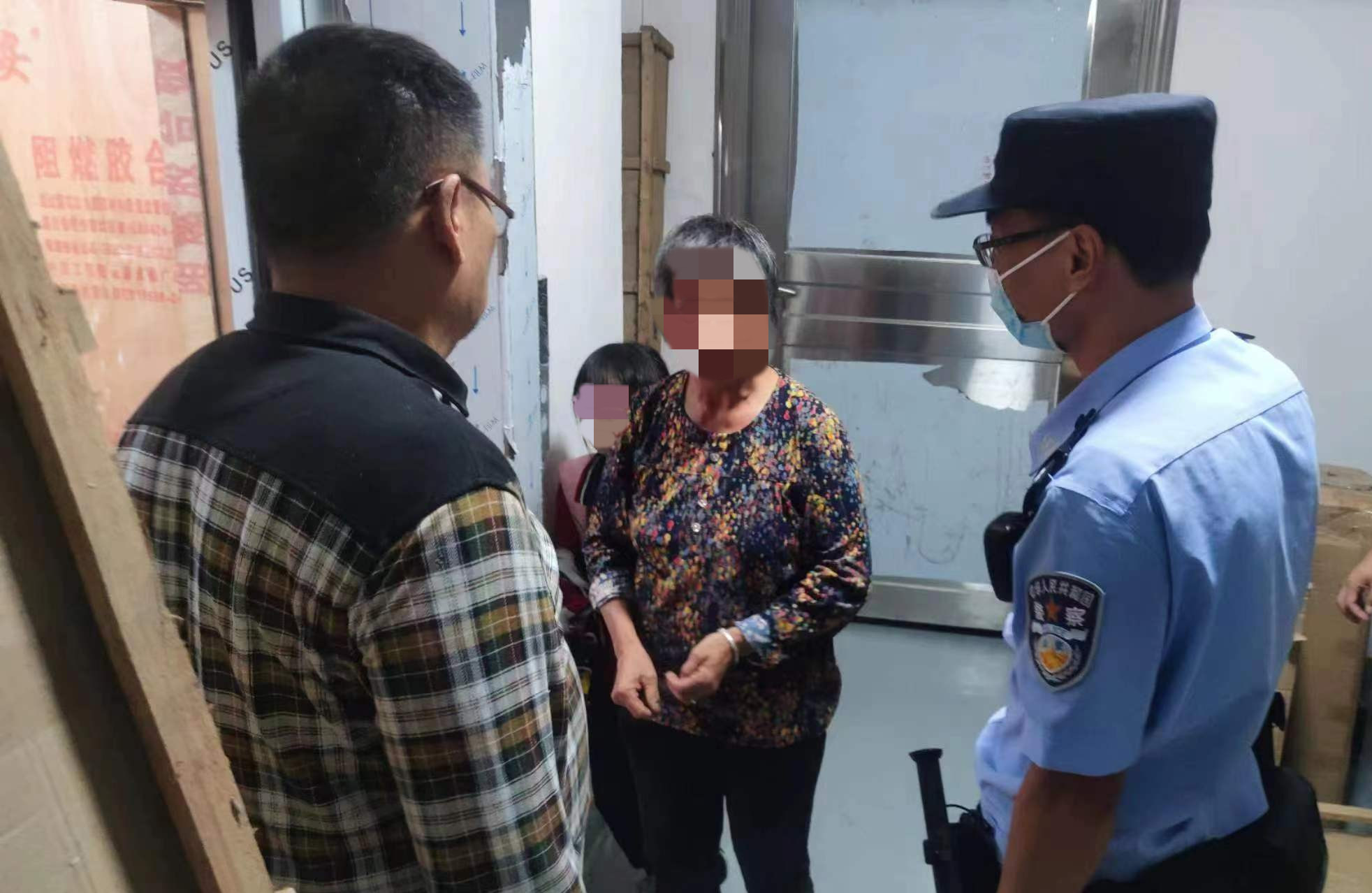 老人被困电梯不知位置 民警火速出警逐户搜索