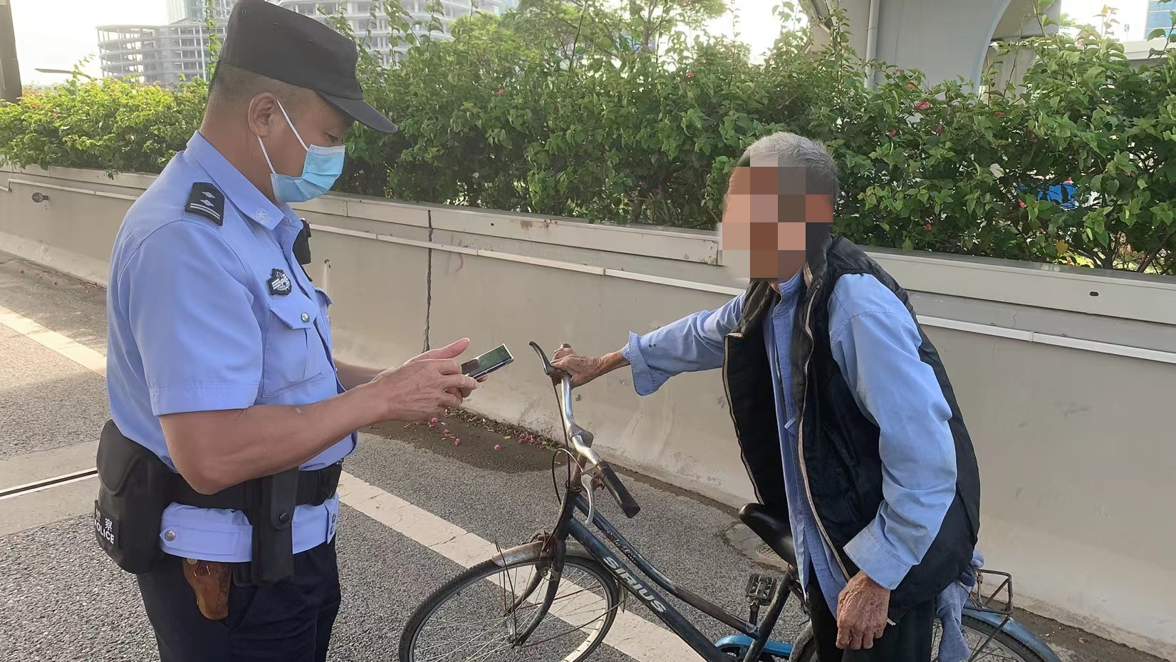 七旬老人高架桥上骑单车逆行，幸好遇到了他们&hellip;&hellip;