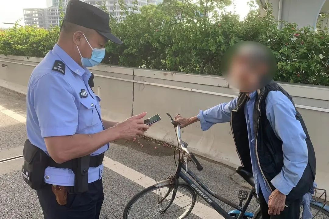 七旬老人高架桥上骑单车逆行，幸好遇到了他们