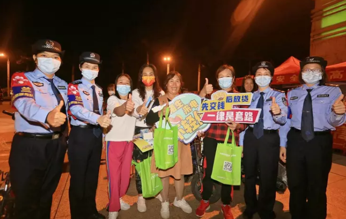 &ldquo;木兰&rdquo;女警闹市摆摊&ldquo;兜售&rdquo;禁毒反诈知识