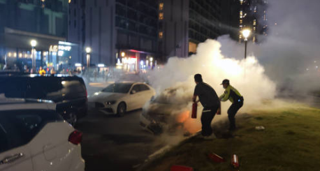 二手车突然自燃，南海铁骑连用23个灭火器救火
