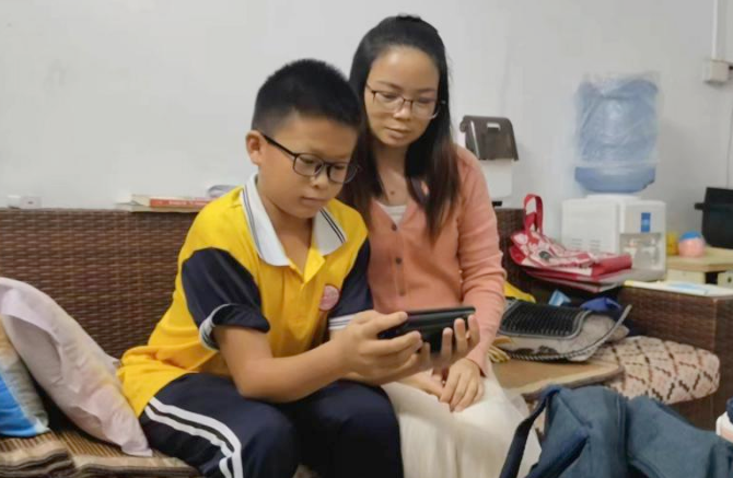 万人在线观看！民警化身&ldquo;网络主播&rdquo;教师生防诈骗