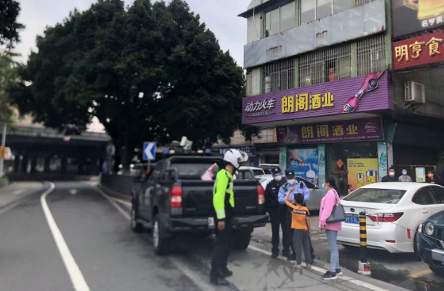 迷路男童骑行机动车道 警民助其找到家人