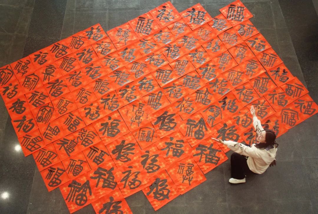 名家手写挥春暖心送，快把你的专属年味​带回家！