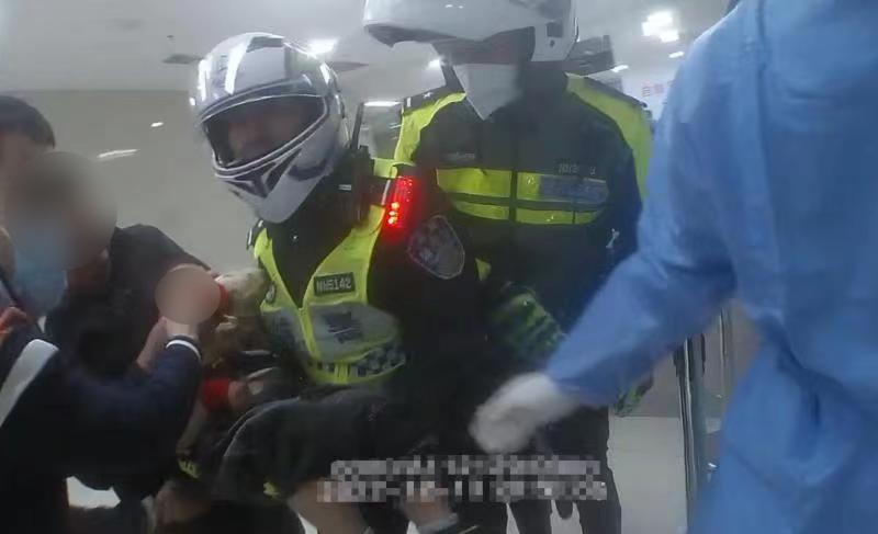 俩幼童高烧40℃，家人叫唤没有反应，下一秒令人感动