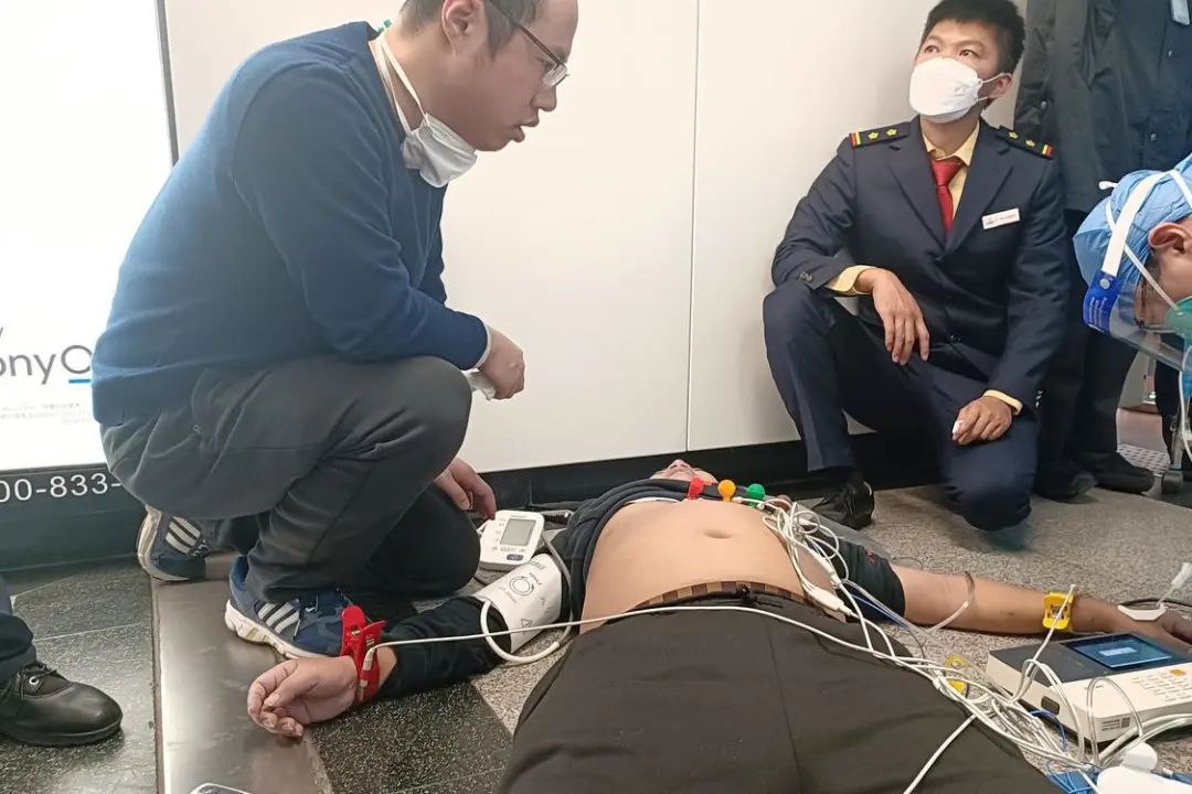 地铁内男子突发心梗，佛山&ldquo;夫妻档&rdquo;医生跪地30多分钟救助