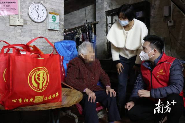300户困难老人的爱心年货包将全部派发到位
