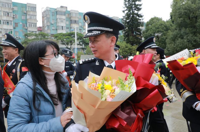 警察节当天，女儿给退休民警爸爸送上了惊喜