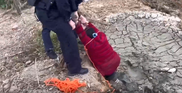 游客深陷泥潭 民警火速救援