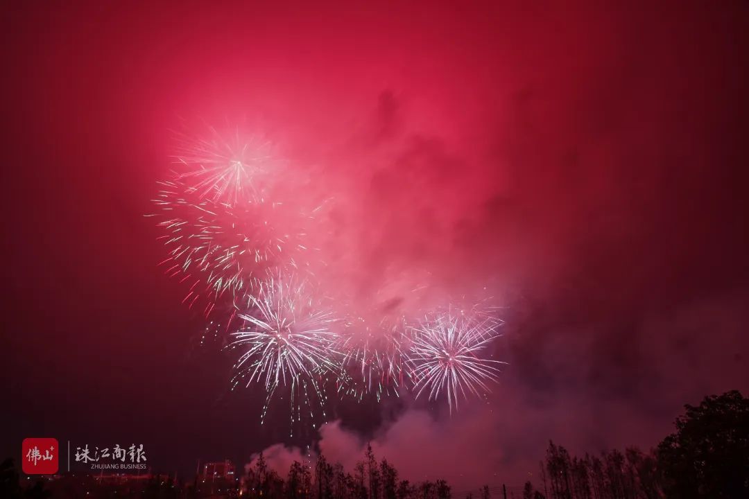 元宵之夜，顺德人与绚丽焰火浪漫相约
