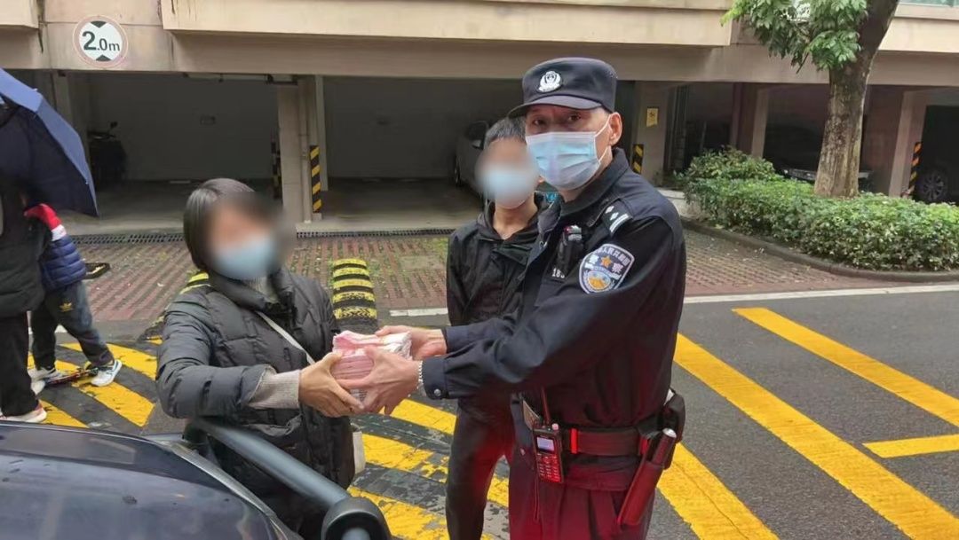 垃圾桶惊现20万元现金！佛山保洁阿姨这一个动作亮了
