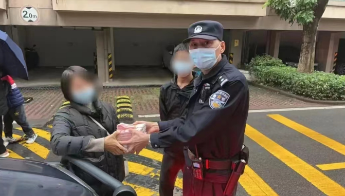 &ldquo;不是自己的，一分都不能拿！&rdquo;保洁阿姨捡到20万后悉数归