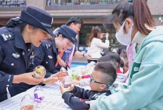 民警走进幼儿园，让禁毒反诈&ldquo;从娃娃抓起&rdquo;