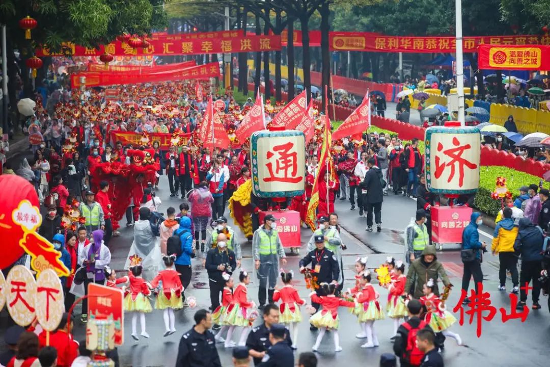 佛山行通济再现万人空巷景象，被央视多频道栏目报道！