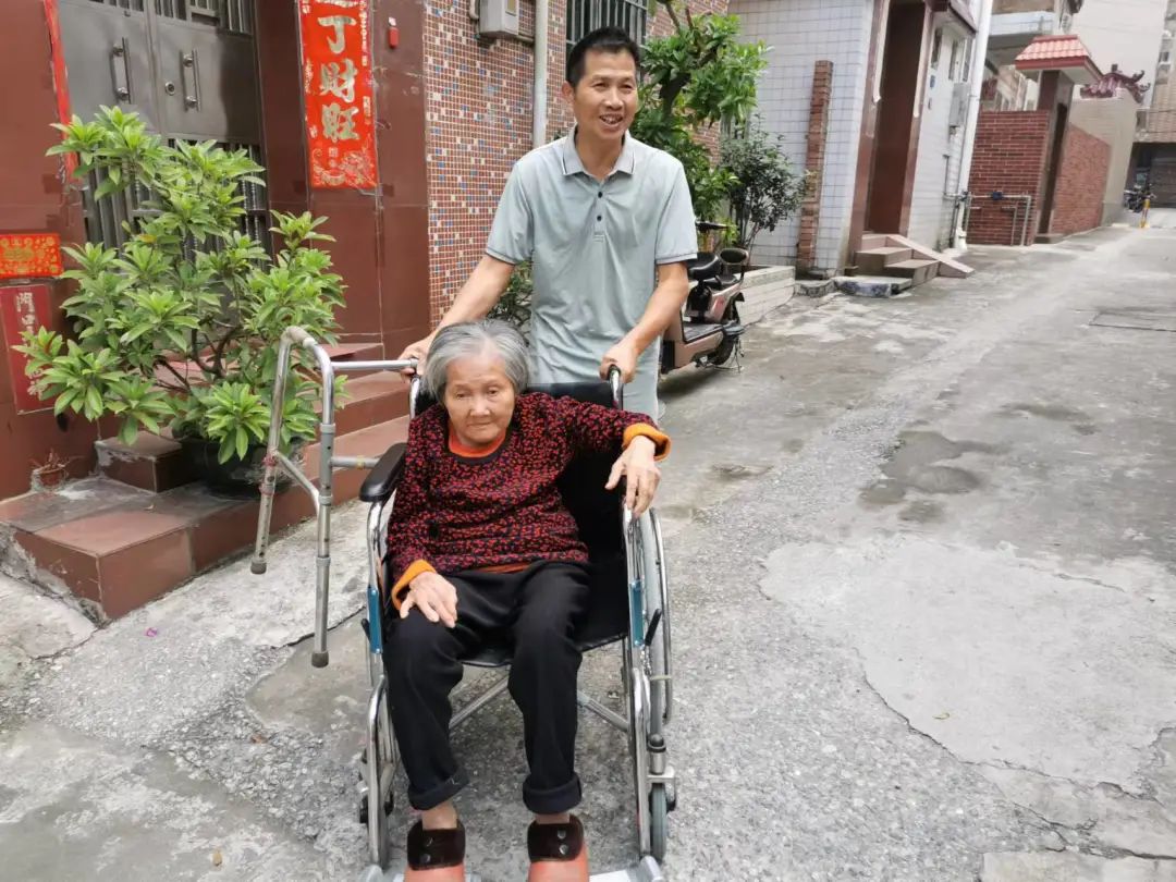 佛山好人罗湛钊：相濡以沫为爱坚守，照顾瘫痪妻子十余载