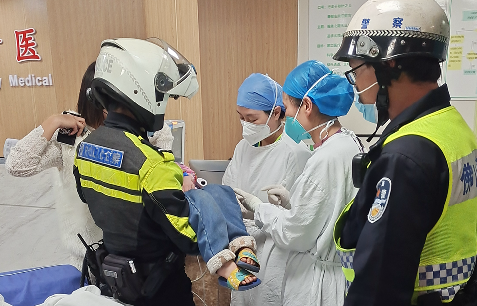 女童不慎被蛇咬 铁骑接力急开路