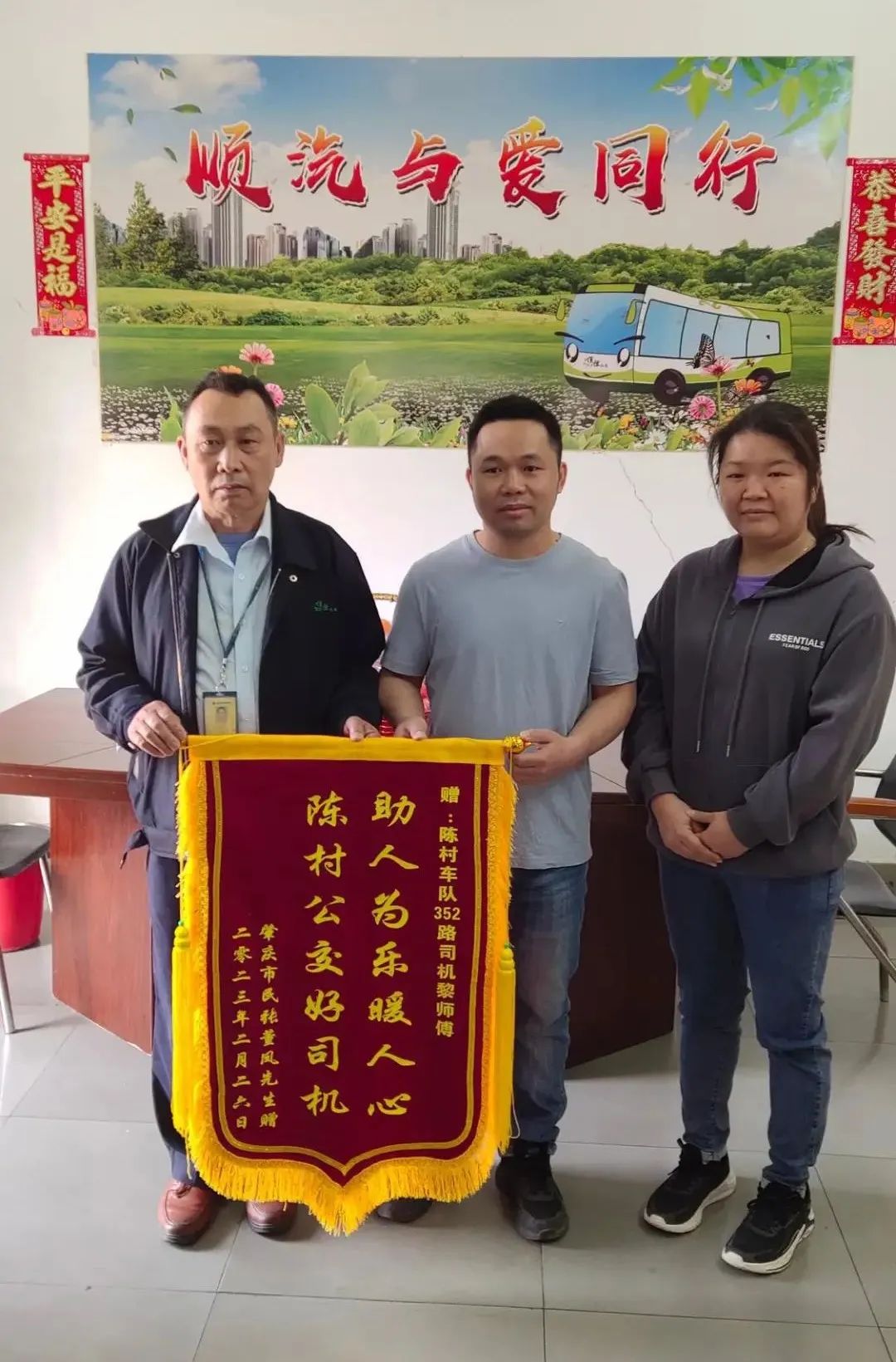 佛山一公交司机突然改变行驶路线，却赢得乘客点赞