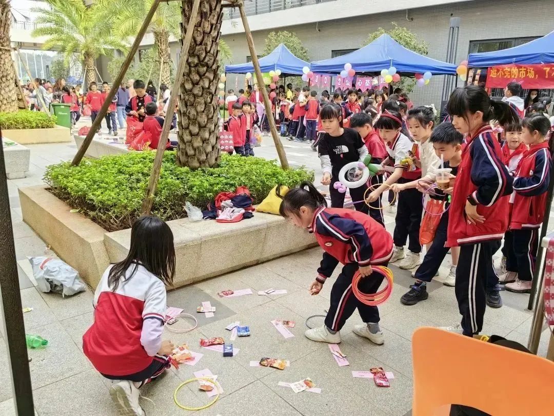 用小善举奉献大爱心! 佛山学子掀起学雷锋活动热潮
