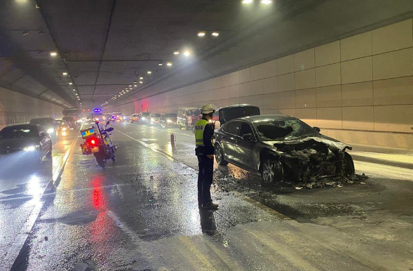 隧道内车辆突然自燃 交警消防紧急救援