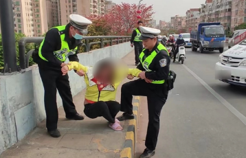 佛山一女子与丈夫闹矛盾欲跳桥轻生，民警穿越车流成功救