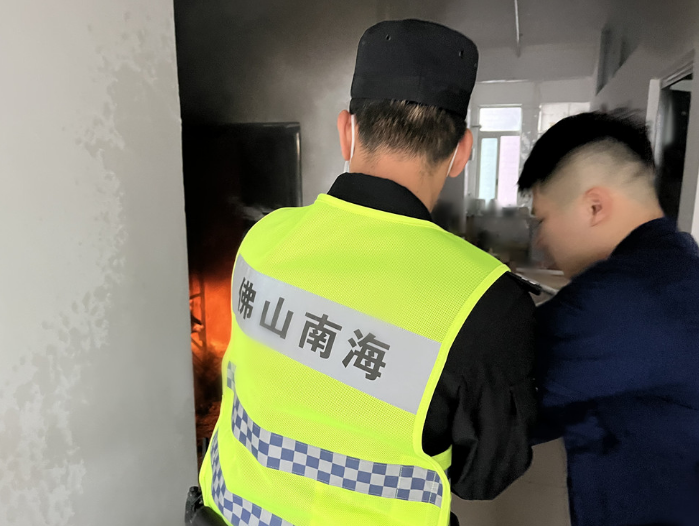 执勤民警冲进火场灭火 口罩被熏成&ldquo;黑布&rdquo;