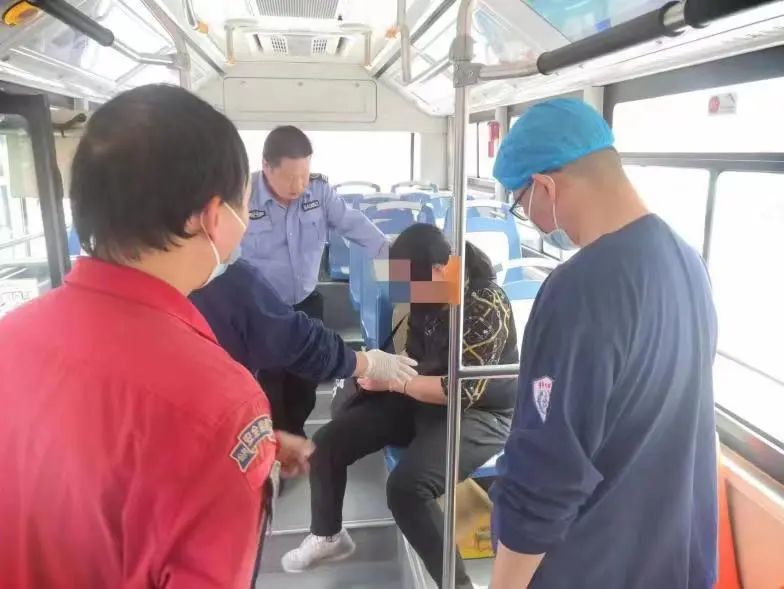 车上乘客突发疾病，公交车长做出这个举动